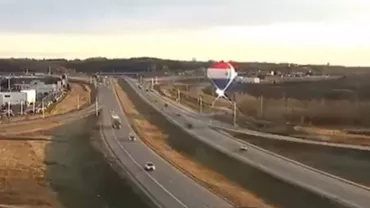 Un balon cu aer cald a lovit o linie de înaltă tensiune. Trei oameni s-au prăbușit (VIDEO)