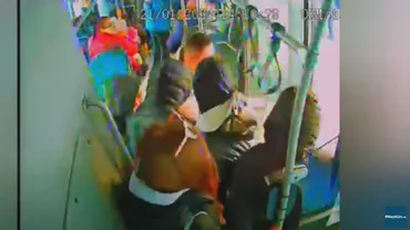 Tânăr căutat de polițiști după ce a agresat sexual o fată și a împins-o din autobuz (VIDEO)
