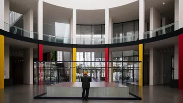 Angajat concediat pentru expunerea propriului tablou într-un muzeu de artă din Germania