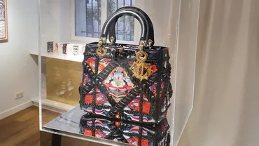 Geantă Lady Dior cu motive din folclorul românesc, reinterpretată de Mircea Cantor. Ce preț are