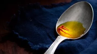 Newsweek: „Lichidul de aur care îți oferă o piele strălucitoare și accelerează metabolismul. Îl bei dimineața