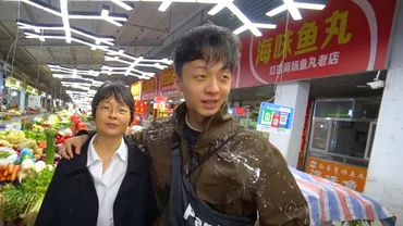 Un vlogger chinez din România arată câte feluri de mâncare poți să mănânci într-o piață din China, cu doar 23 de lei