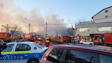 Incendiu violent la un depozit de cherestea din Sectorul 1 al Capitalei. Flăcările s-au extins la acoperișul unei clădiri învecinate (FOTO, VIDEO)