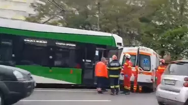 Accident în București: Un tramvai a lovit o ambulanță / Tramvaiele nu circulă pe şoseaua Ştefan cel Mare