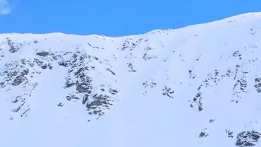 Salvamontiștii avertizează că e risc mare de producere a avalanșelor în Făgăraș și Bucegi