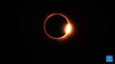 Imaginea inedită care a surprins un avion, Luna și Soarele în timpul eclipsei totale de soare din SUA. A devenit virală în scurt timp
