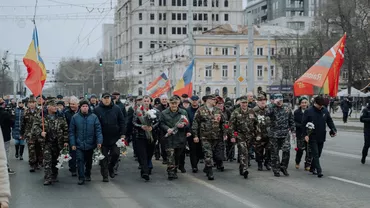 Panglica Sfântului Gheorghe și alte însemne vor fi interzise în Republica Moldova. Ce amenzi riscă să primească persoanele care le poartă