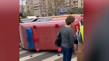 Accident cu ambulanța în București. Trei persoane au ajuns la spital
