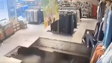 Caz șocant într-un magazin din China. Podeaua s-a surpat și o femeia a căzut în gaură (VIDEO)