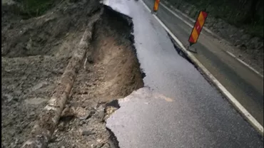 O bucată de drum național, din județul Alba, s-a surpat din cauza ploilor. Pericol pentru traficul rutier