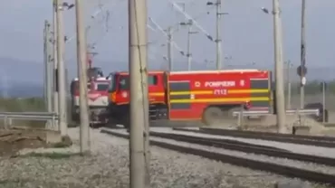 O mașină de pompieri a trecut razant prin fața unui tren (VIDEO)