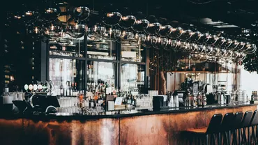 Doi români au făcut scandal și au agresat un angajat într-un bar din Italia. Totul a pornit de la nota de plată