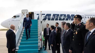 Premierul Ciolacu a fost întâmpinat la Ankara de oficialii turci  / Ciolacu își dorește să semneze un acord cu Erdoğan ca românii să nu mai aibă nevoie de pașaport când călătoresc în Turcia