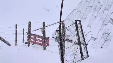 Peisaj de iarnă pe platoul Bucegi, aproape de jumătatea lunii mai. Strat mare de zăpadă în urma ninsorilor abundente