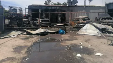 Incendiu violent la un service auto. Sașe mașini au ars în totalitate (VIDEO)