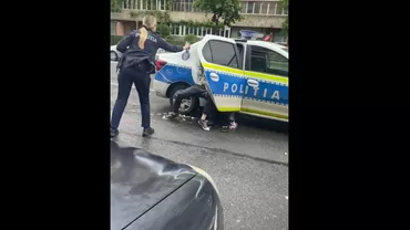 Imagini șocante în Cluj: O polițistă îi pulverizează în față unui coleg spray lacrimogen, în timp ce acesta încerca să imobilizeze un individ agresiv (VIDEO)