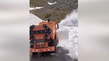 Strat de zăpadă de peste patru metri pe Transfăgărășan. Drumarii lucrează într-o zonă dificilă, cu risc de avalanșă