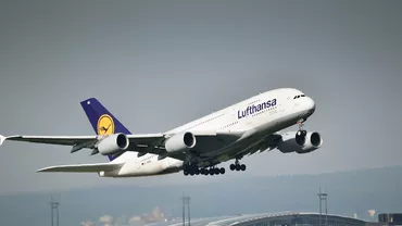 Un avion al companiei Lufthansa, care zbura de la Frankfurt la Chicago, a fost întors la aeroportul de plecare. Care a fost motivul pentru care aeronava a aterizat de urgență
