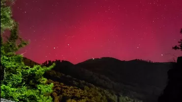 Aurora Boreală, un fenomen nemaivăzut de sute de ani în România. Când mai apare și cum poți să observi mai bine culorile