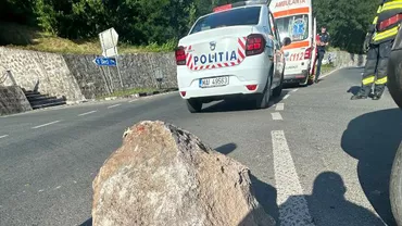 Mai multe persoane dislocă bolovani de pe versanţi și îi aruncă pe șoseaua DN 10, în localitatea Siriu. Autoritățile din Buzău au fost sesizate (VIDEO)