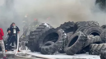 Incendiu puternic într-o parcare din Timişoara. Ard peste 100 de cauciucuri și mai multe camioane