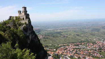 Statul liliputan San Marino este alarmant de prietenos cu Rusia. Serviciile secrete occidentale, îngrijorate