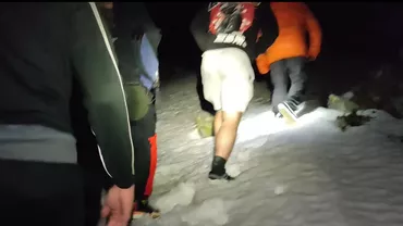 Patru tineri, între care unii cu pantaloni scurți, recuperați de salvamontiști din Masivul Parâng: Au avut o șansă foarte mare