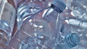 Câți bani a făcut o femeie care a reciclat sticle de la pelerinajul din Iași. „Am nevoie de bani ca să îmi îngrijesc copilul”