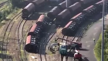 Toate vagoanele unui tren de marfă, fiecare de câte 22 de tone, au fost răsturnate de o tornadă în Italia (VIDEO)