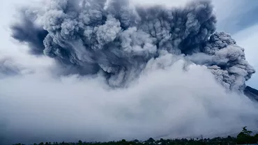 Vulcanul Ibu din Indonezia a erupt din nou. Coloana de cenuşă s-a ridicat până la 6 kilometri în atmosferă