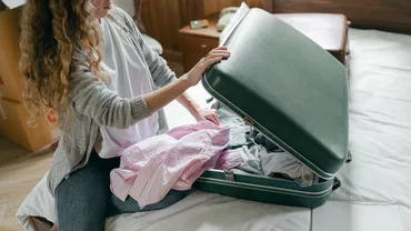 Cum să-ți faci bagajul mai eficient vara aceasta. Trucul simplu care economisește spațiu în valiză