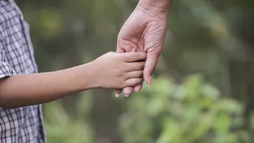 Un copil de patru ani din Bistrița Năsăud a suferit arsuri. Fratele lui a vrut să aprindă focul în sobă