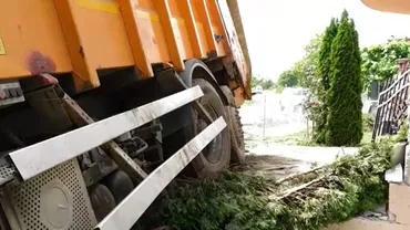 Șoferul unei mașini de gunoi care nu mai putea fi controlată a murit, după ce a sărit de la volan