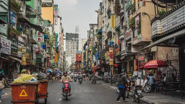 Mâncarea stradală din Asia: o delicatesă cu riscuri. Ce au pățit mai mulți turiști români care au vizitat continentul