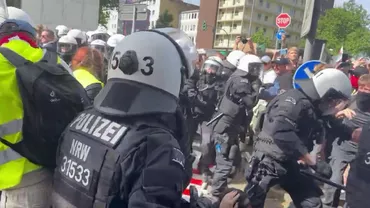 Doi polițiști răniți grav la protestul organizat împotriva congresului AfD de la Essen. Activiștii de stânga au încercat să blocheze reuniunea partidului de extremă dreapta și s-au bătut cu forțele de ordine (VIDEO)
