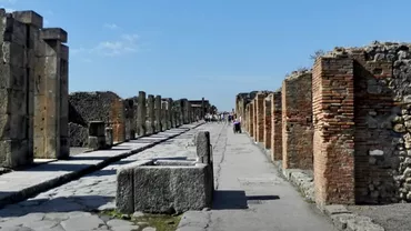 Un turist a scris cu marker pe zidul unei locuințe romane străvechi de lângă Pompeii. Ce pedeapsă riscă să primească