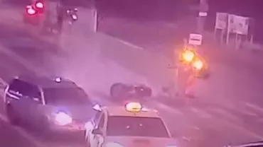 Motociclist lovit intenționat de o șoferiță și proiectat într-un refugiu de tramvai, la Iași (VIDEO)