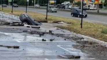 Imagini virale: Autoturism „înghițit” cu totul, după ce o conductă de apă caldă s-a spart
