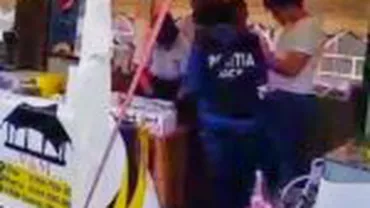 Amenzi pe bandă rulantă la zilele unei comune din Brașov / Toţi comercianţii controlaţi erau fără case de marcat și vindeau alimente expirate