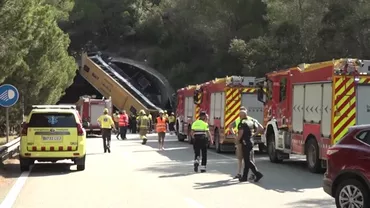 Accident grav în Barcelona. Un autobuz care transporta muncitori s-a răsturnat și a rămas blocat