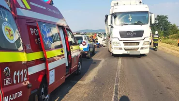 Plan roşu de intervenţie activat în Satu Mare: Accident între un microbuz cu 10 persoane şi un camion