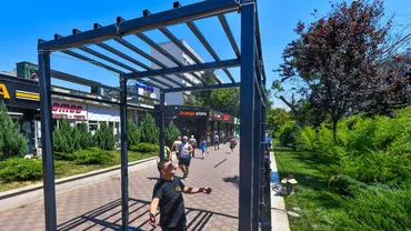 „Minunat!”. Primul „duș stradal” din București a fost montat în Sectorul 6. Urmează alte nouă. Sunt oaze de răcoare în aceste zile caniculare (GALERIE FOTO)