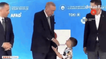 Imagini uluitoare din Turcia: Erdogan îi dă o palmă unui copil care nu i-a sărutat mâna, apoi îi oferă bani (VIDEO)