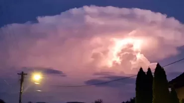 Spectacol pe cer în vestul țării: Nor de furtună ca un OZN, luminat de fulgere (VIDEO)