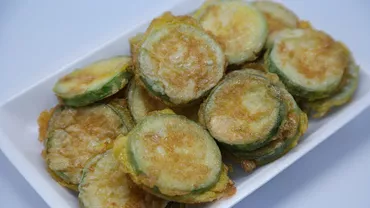 Rețeta celor mai gustoși dovlecei pane. Ce ingredient trebuie adăugat în aluat