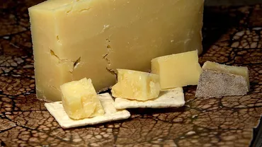 Polițist concediat după ce a furat 180 kg de brânză cheddar dintr-un camion. A vrut să salveze marfa