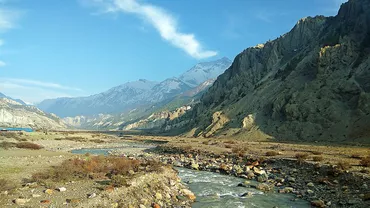 Tragedie în Nepal: Autobuze prăbuşite într-un râu în urma unei alunecări de teren. Circa 60 de persoane, date dispărute