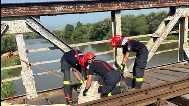 Un pod peste Mureș a cedat sub greutatea unui cal. Animalul a rămas blocat la înălțime