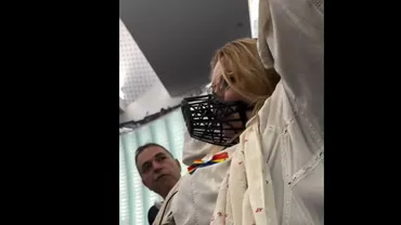 Șoșoacă și-a luat botnița și sacii pentru cadavre în Parlamentul European. Noi imagini cu scandalul pe care l-a făcut înainte de a fi dată afară (VIDEO)