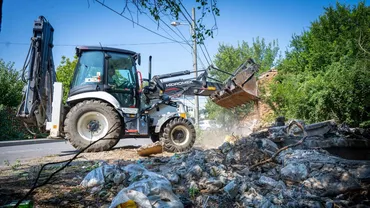 Patruzeci de tone de gunoi au fost ridicate de pe un teren din cartierul bucureștean Giuleşti